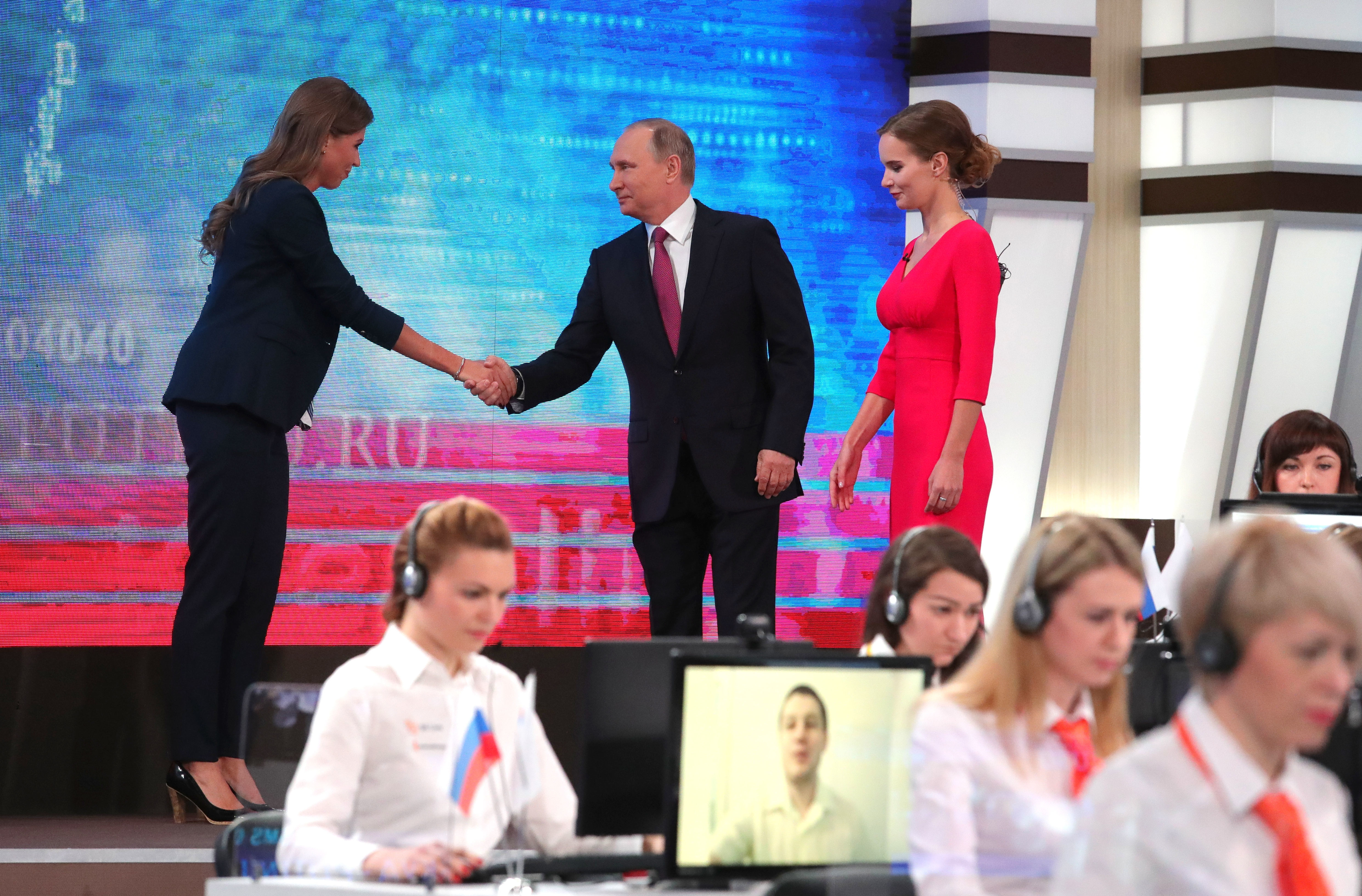 Владимир Путин се ръкува с водещата на директното излъчване