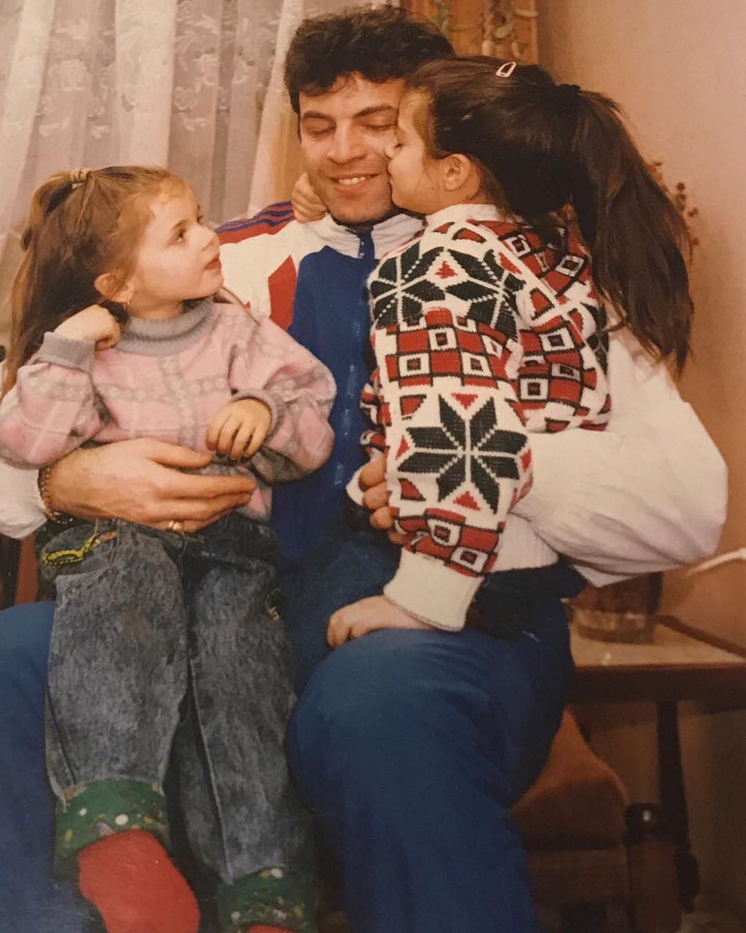 Наско Сираков с двете си дъщери - Славея и Виолета