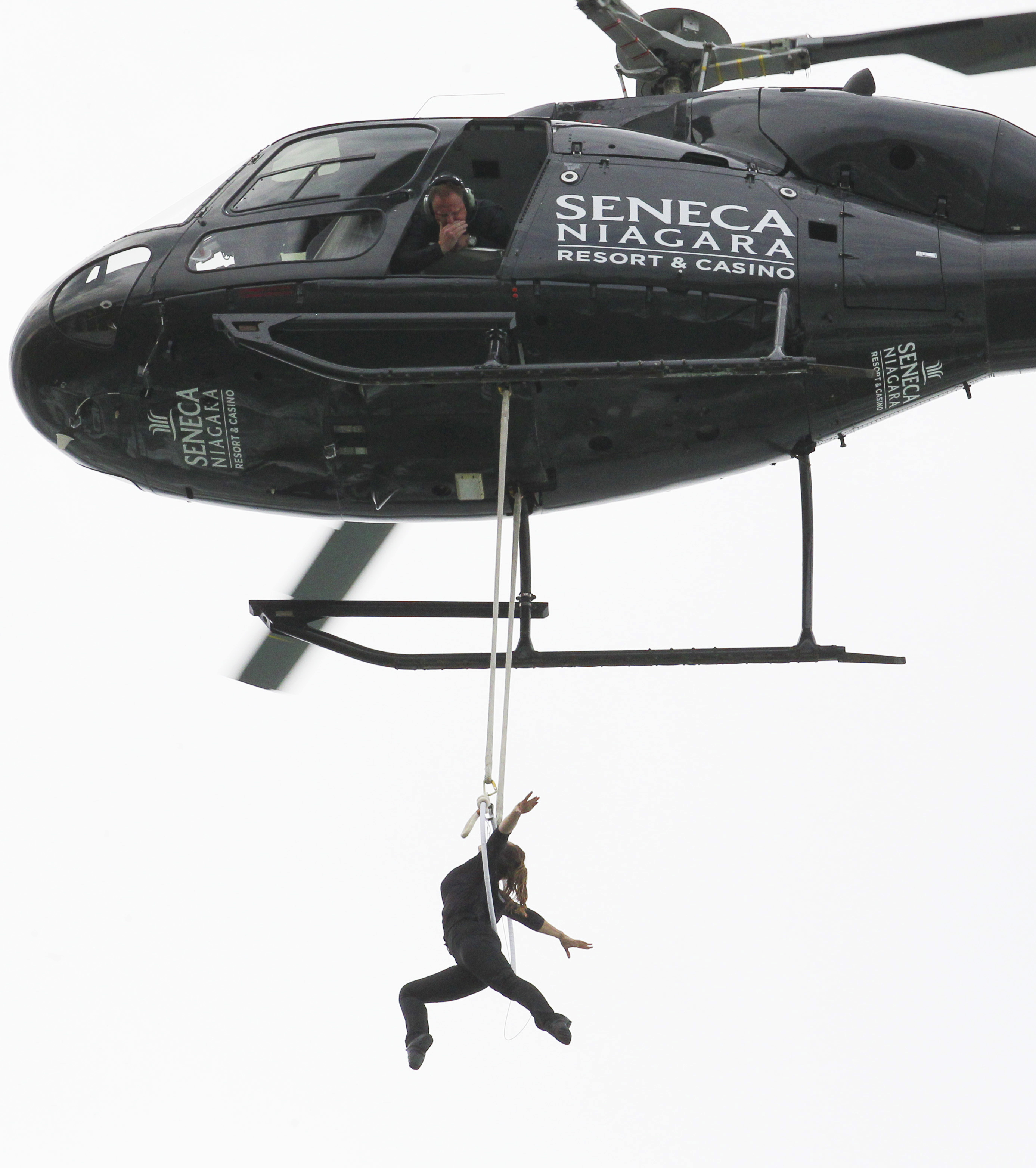 Еръндира Валенда вися на зъби от хеликоптер над Ниегарския водопад