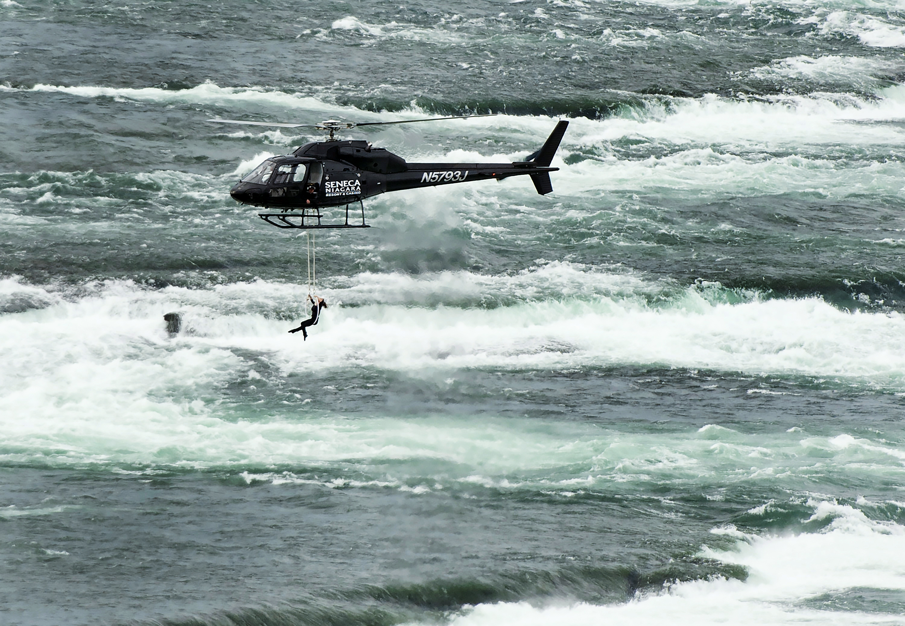 Хеликоптерът с въздушната акробатка лети над Ниагарския водопад
