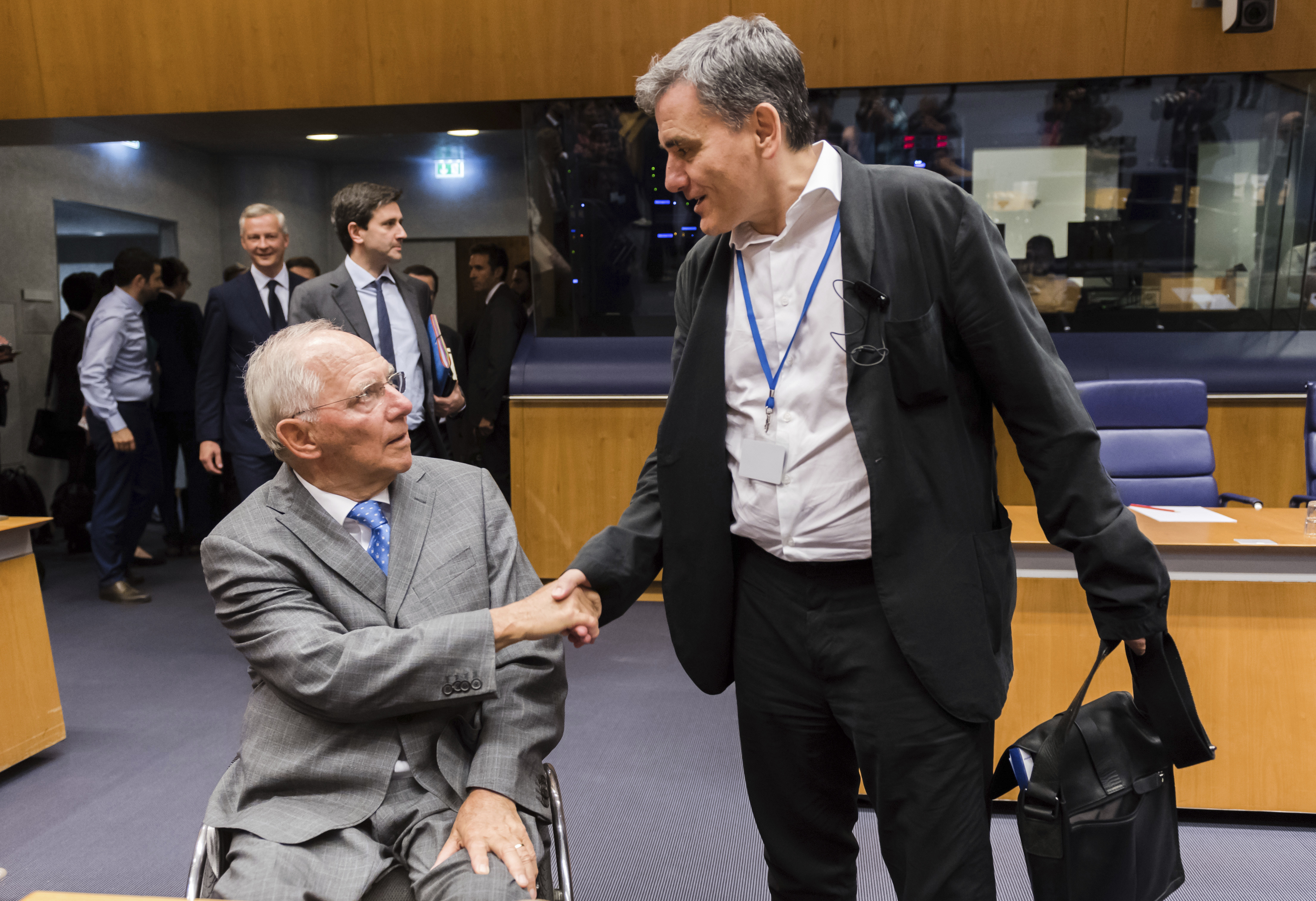 Финансовият министър на Германия Волфганг Шойбле и министърът на финансите на Гърция Евклидис Цакалотос в еврогрупата