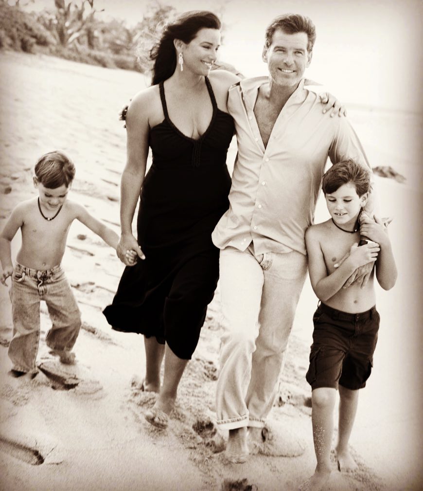 Пиърс Броснан със съпругата си Кийли и синовете им като малки