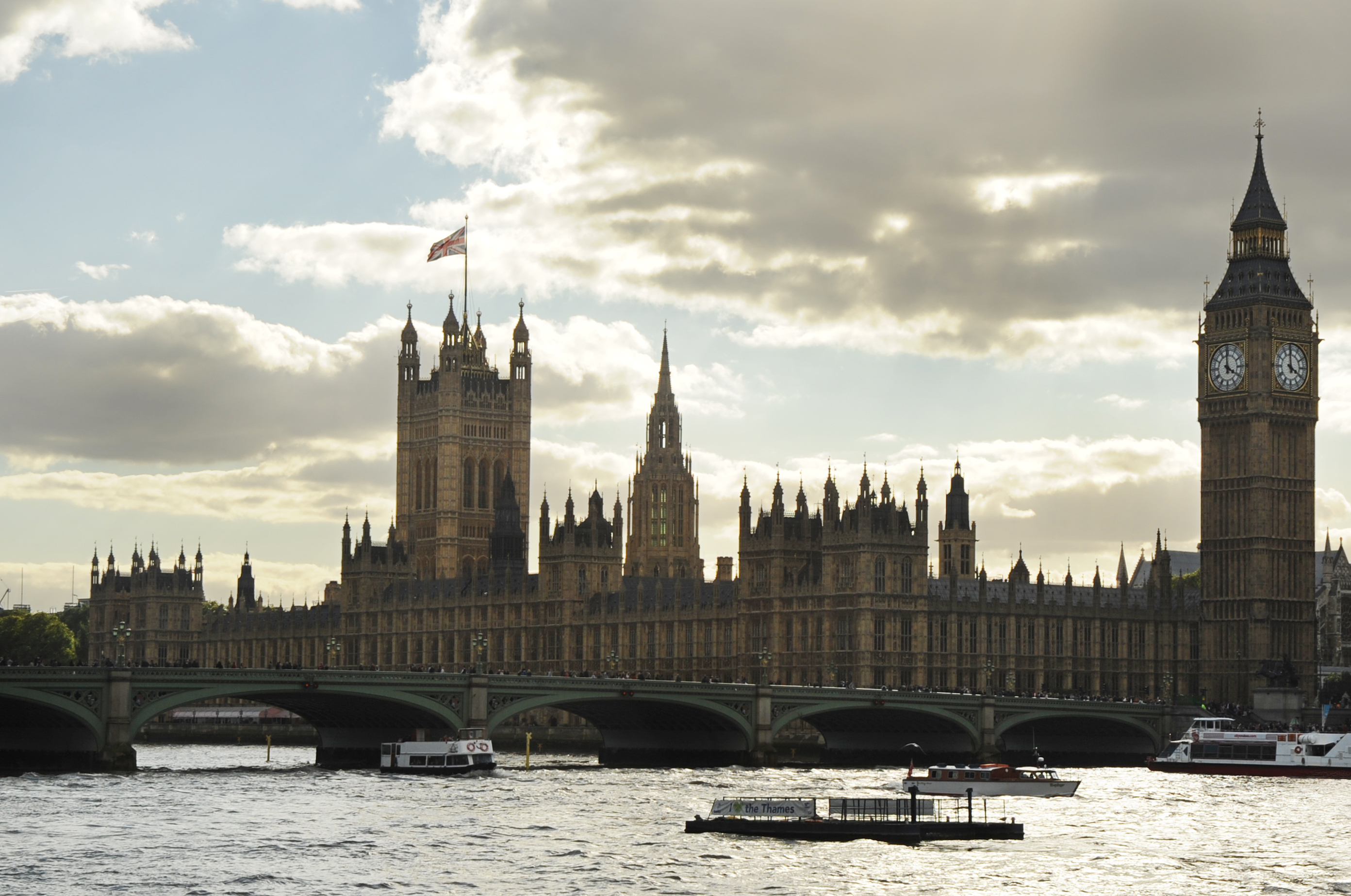 Арестуваха мъж с нож до британския парламент