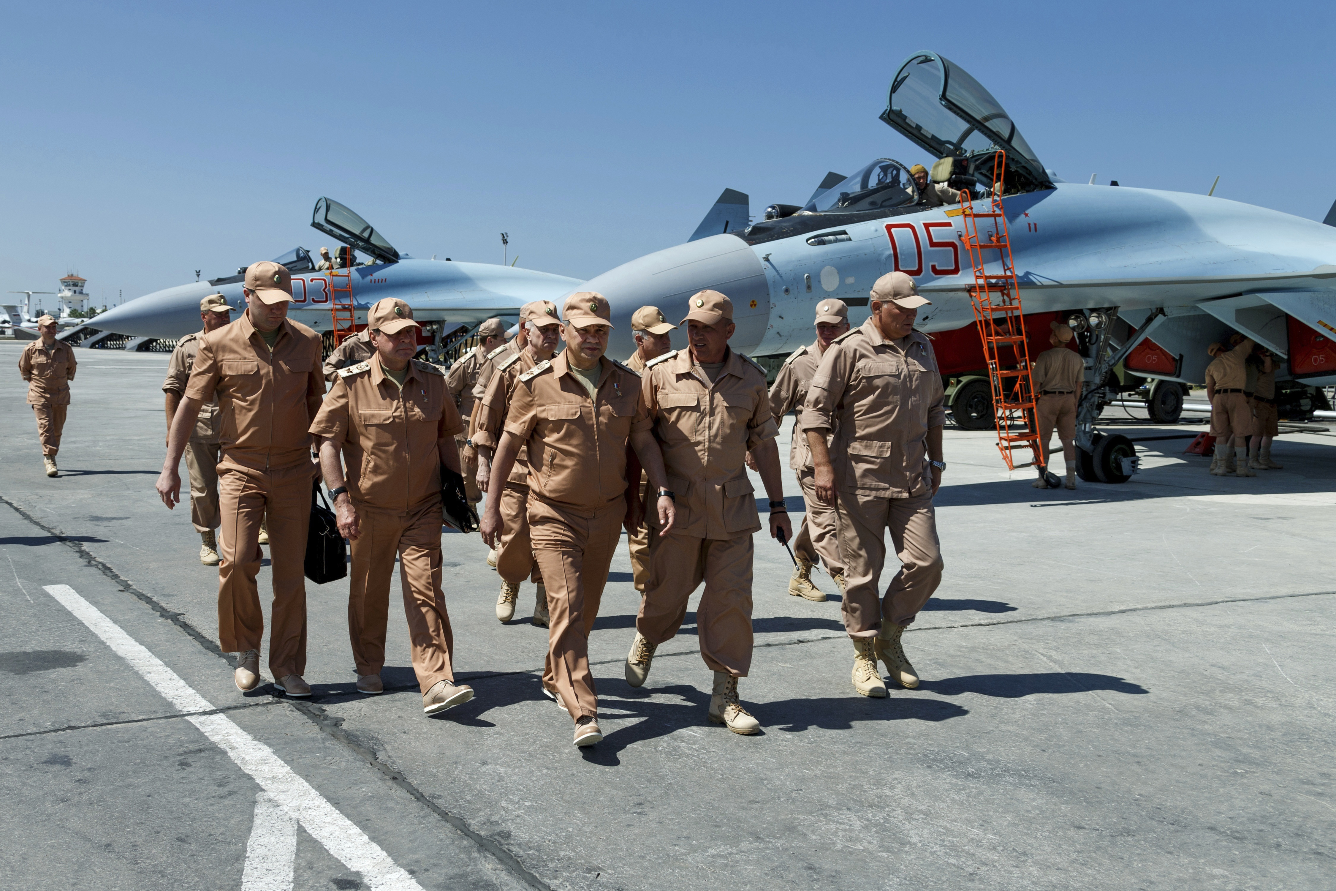 Руският министър на отбраната Сергей Шойгу /в средата/ сред руски военни пилоти в Сирия