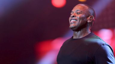 Dr. Dre дари $10 млн. за училищен артцентър