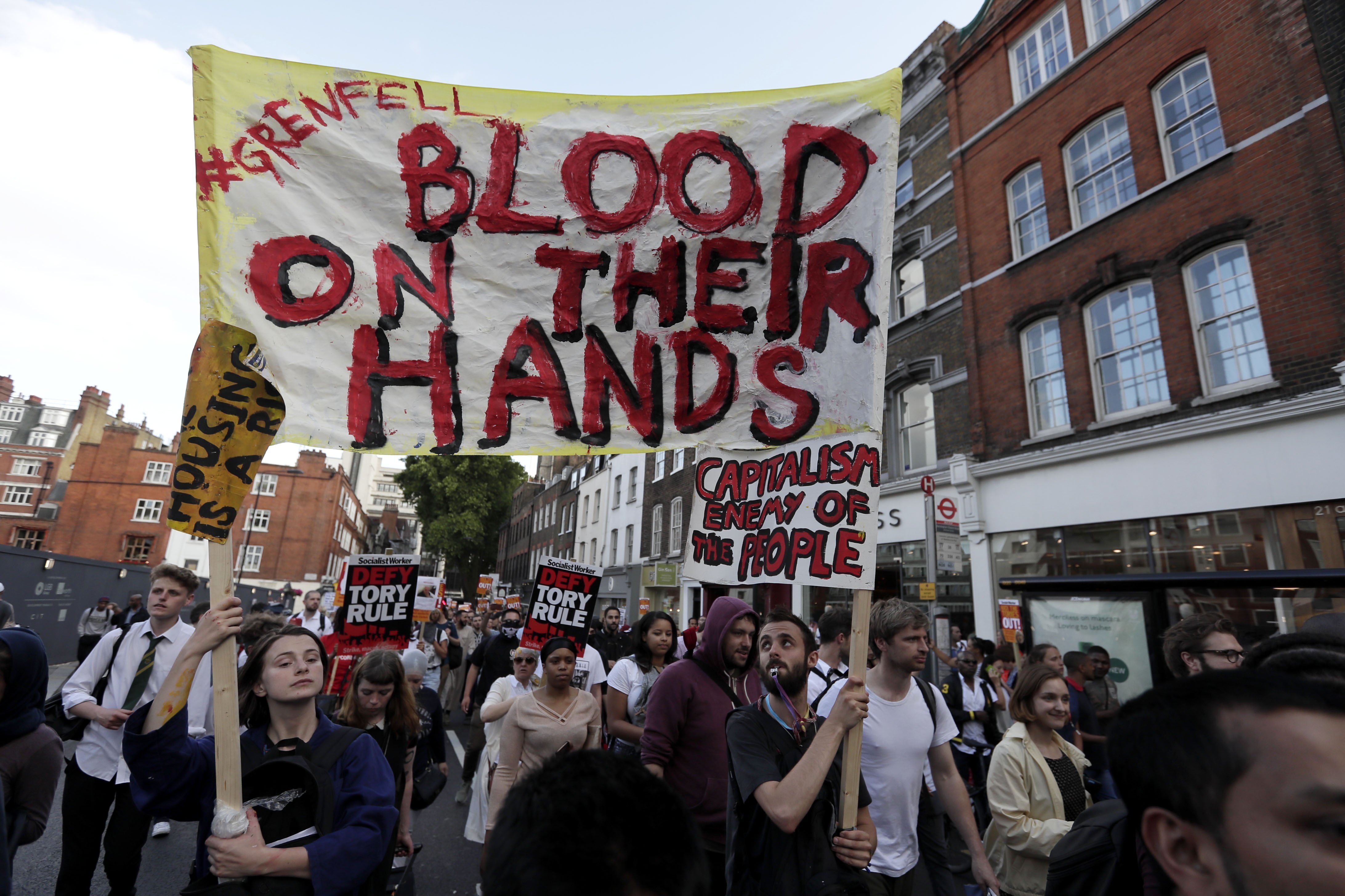 Гневни протестиращи в Лондон срещу Мей: Страхливка!
