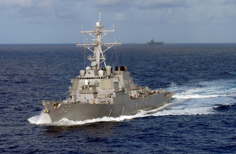 Седем моряци от военен кораб на САЩ са в неизвестност