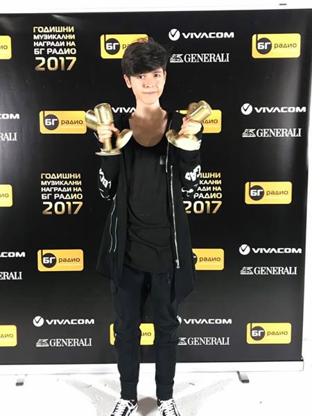 Кристиан Костов със статуетките на Годишните музикални награди на БГ Радио