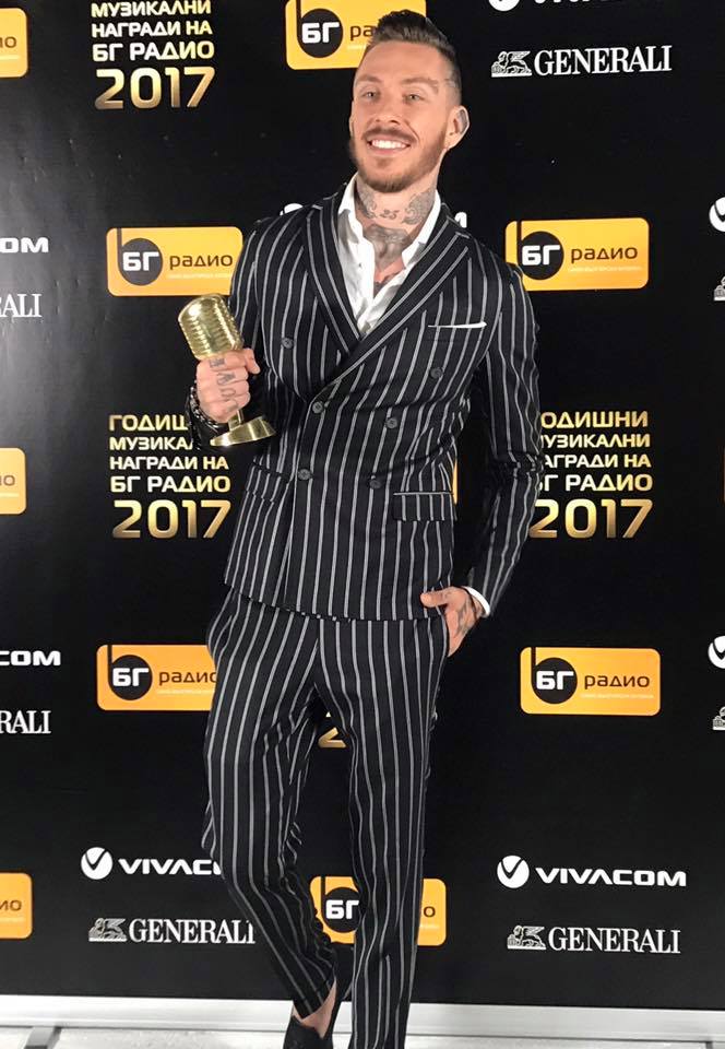 Павел Николов с наградата на БГ Радио за БГ Текст