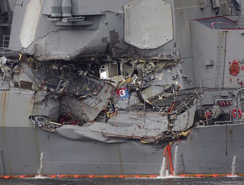 Разрушителят ”Фицджералд” пострада значително, след сблъска с товарен кораб