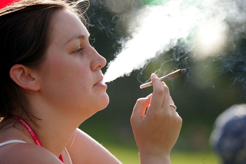 Цели 29% от девойките в България пушат
