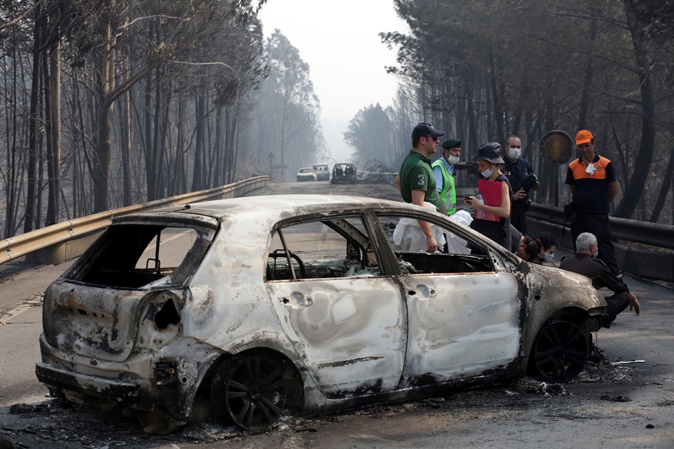 Села и автомобили в огнен капан в Португалия
