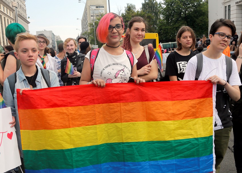 Политици и дипломати оглавиха гей парад в Киев