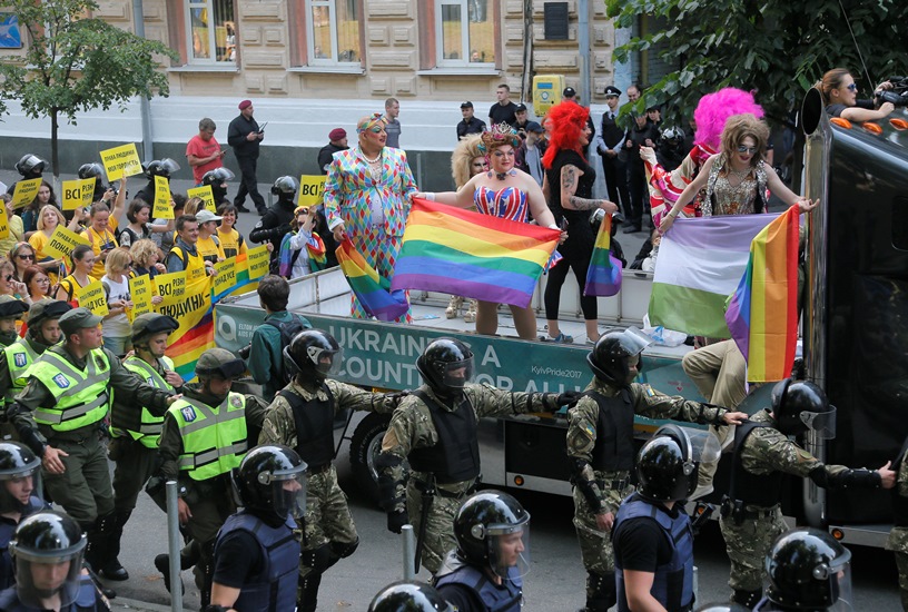 Гей парад и контрашествие се проведоха в Киев