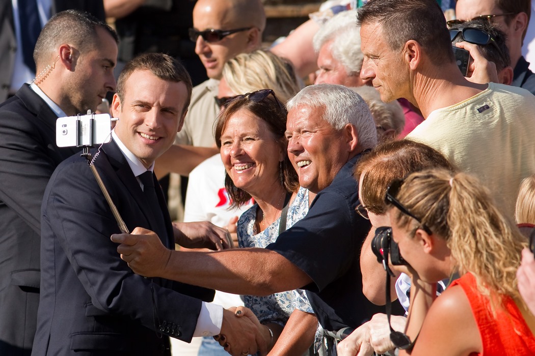 Френският президент Еманюел Макрон се снима с празнуващи изборната победа