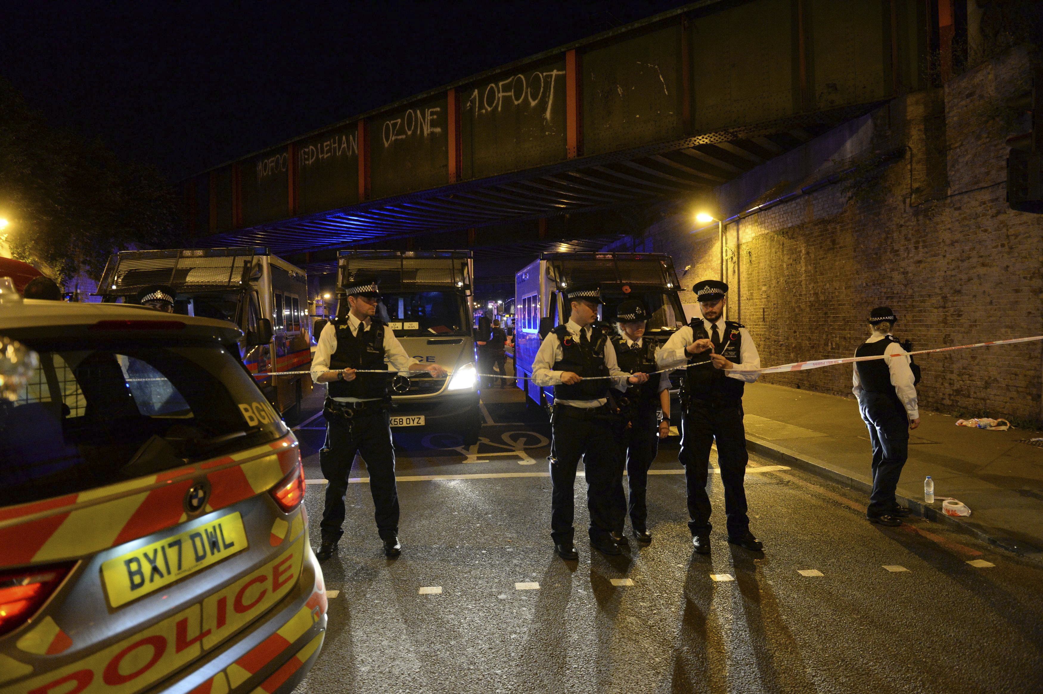Ван помете хора пред джамия в Лондон, има убит и 10 ранени