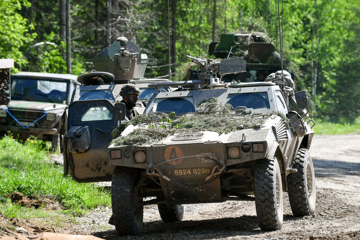 В учението беше включена и военна техника