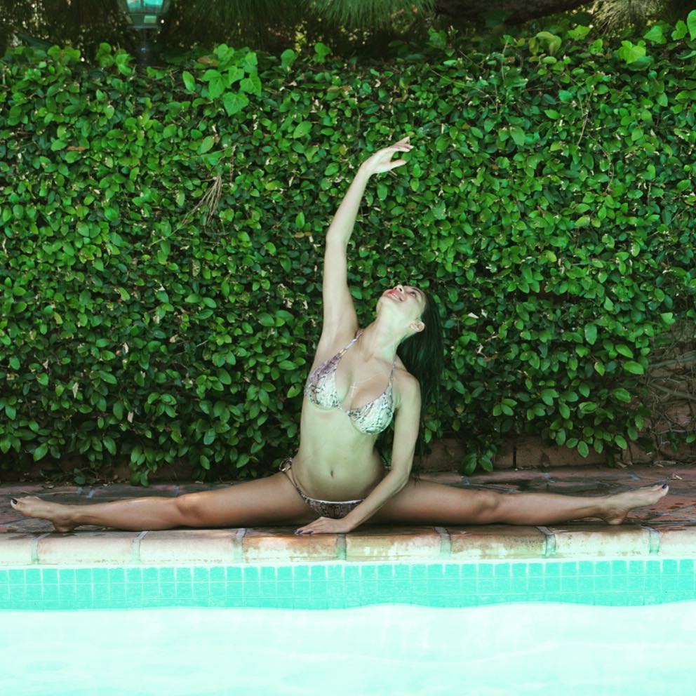 Никол Шерцингер се снима край басейн в Лос Анджелис