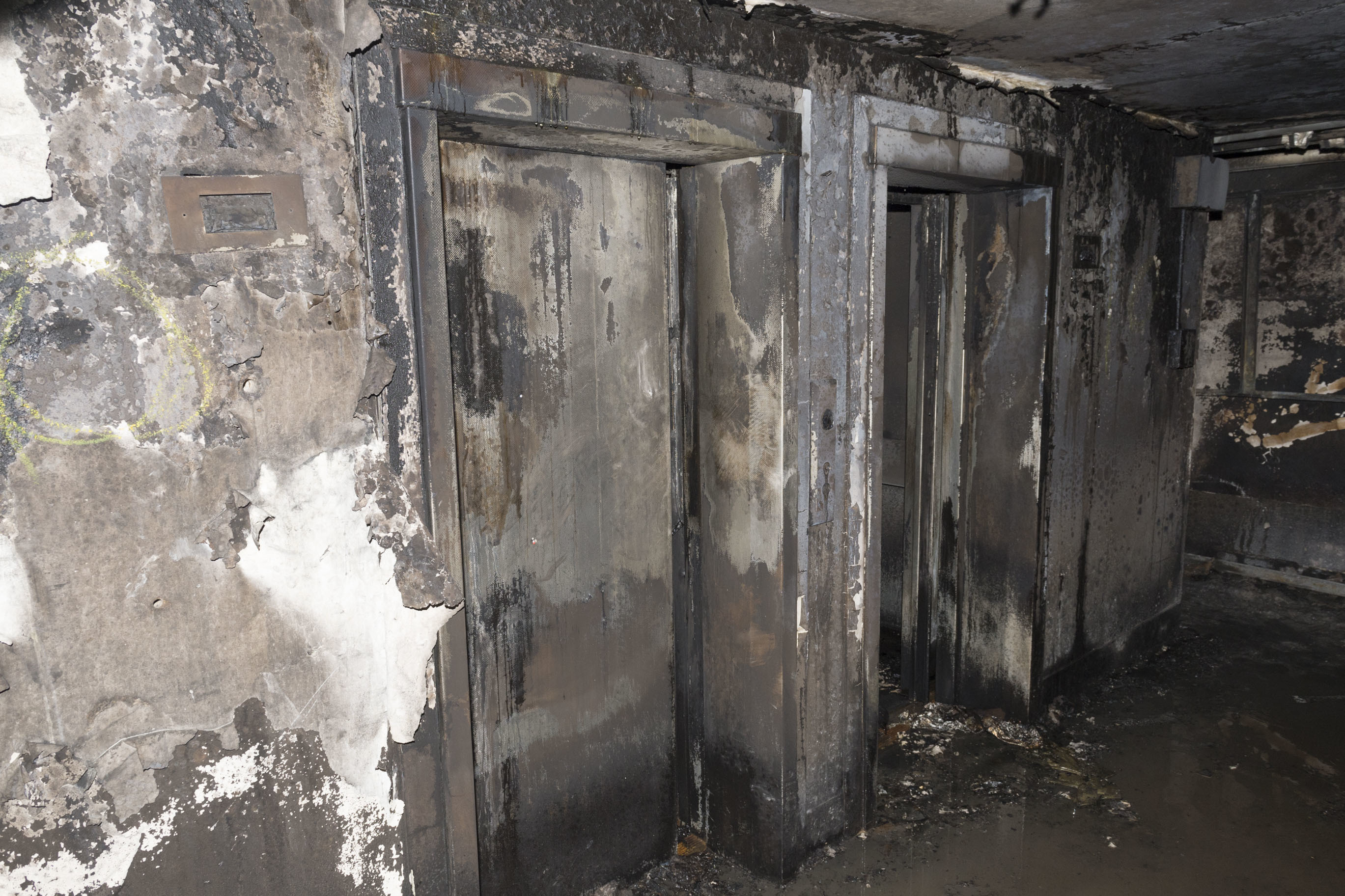 Лондонската полиция публикува снимки от вътрешността на изгорялата сграда
