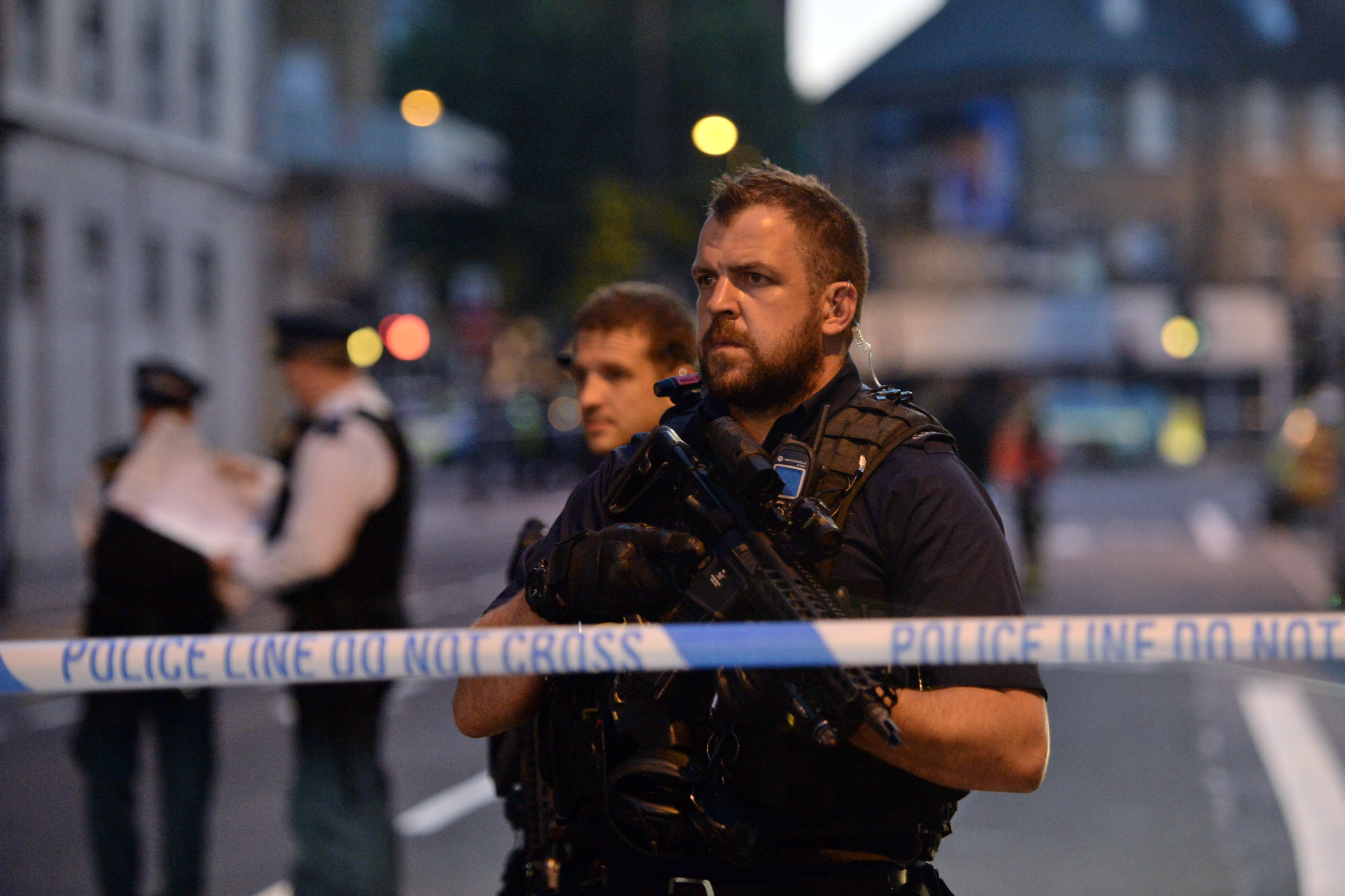 Полицейски кордон охранява мястото на инцидента във Финсбъри парк - северен Лондон