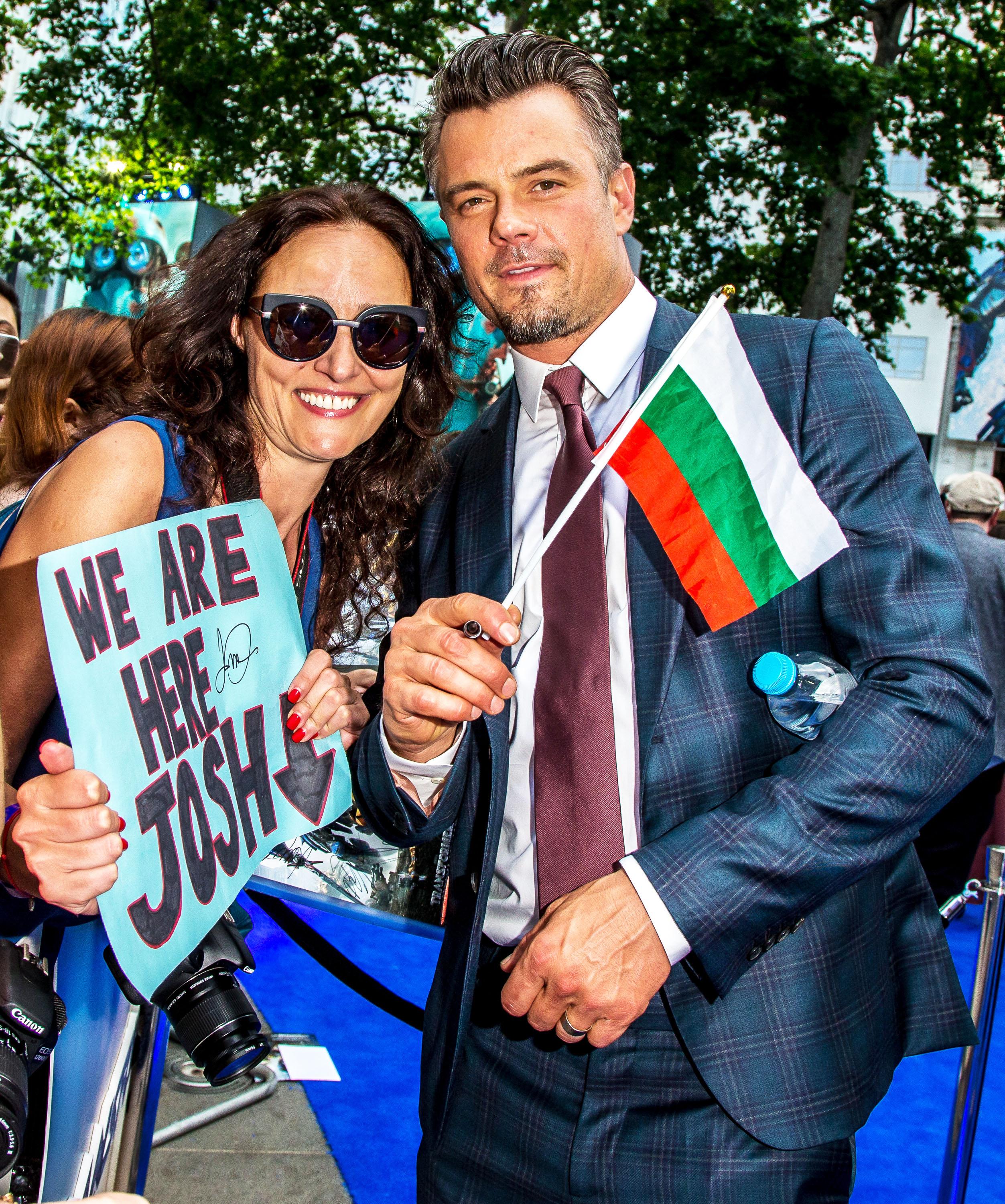 Дюамел развя българския флаг на премиерата на ”Трансформърс”