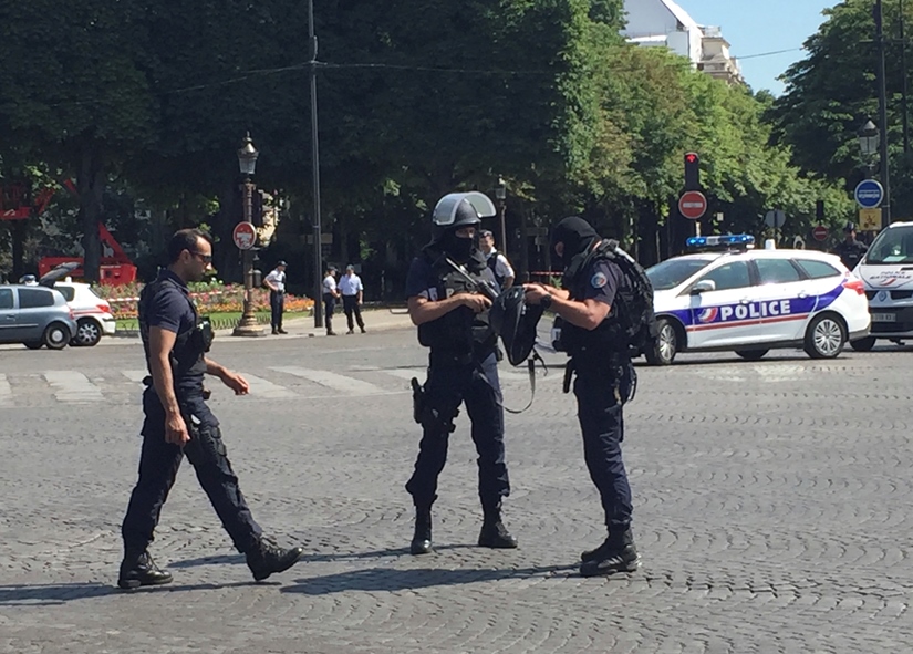 Полицейска операция на булевард ”Шанз-Елизе” в центъра на Париж