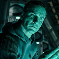 Китай изряза сцена с Майкъл Фасбендър - гей целувка