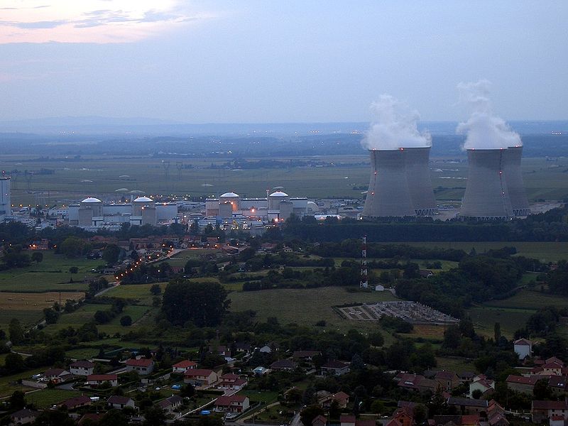 Изглед към атомната централа Бюже във Франция