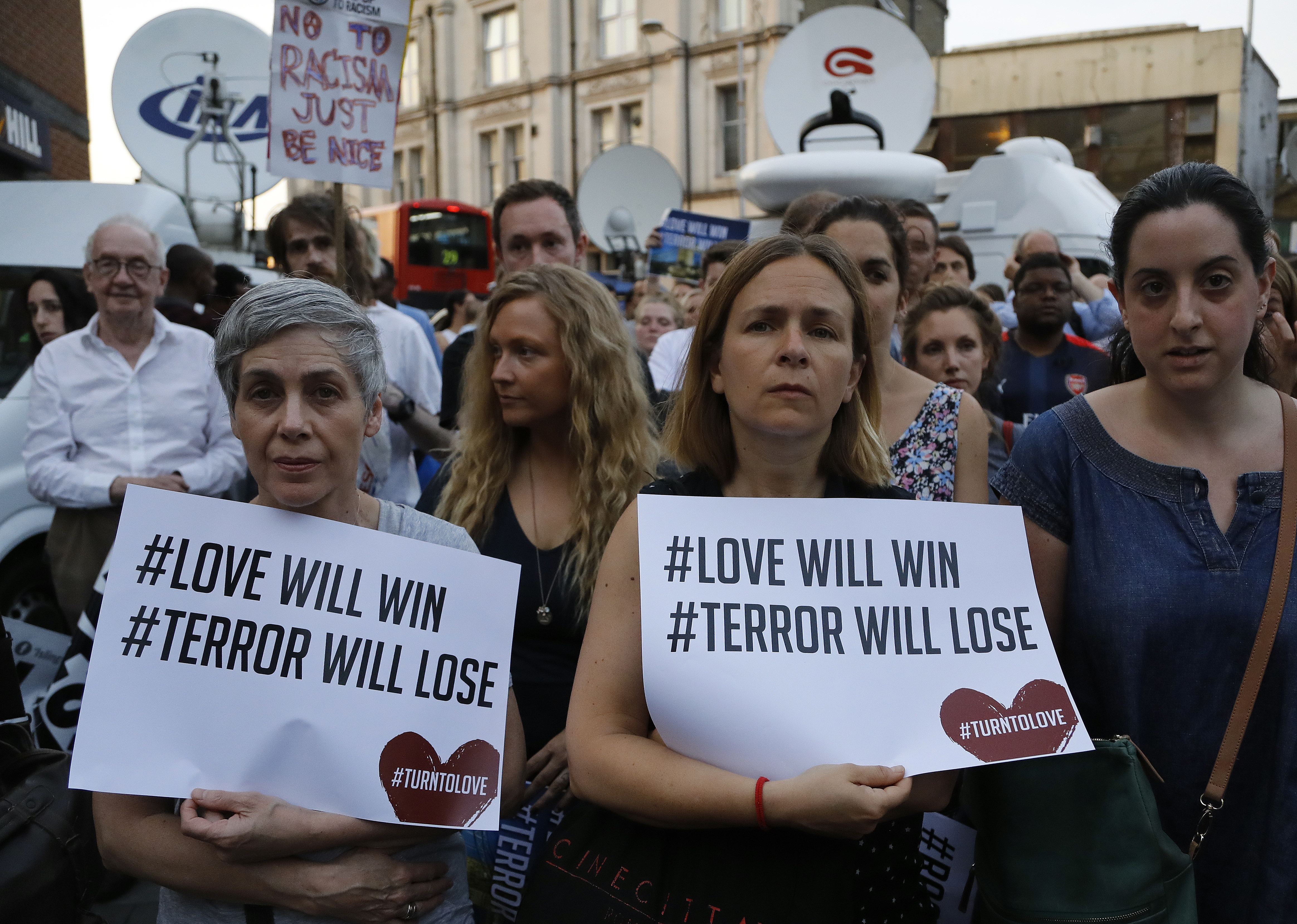 Бдение във Финсбъри парк с послание: Любовта ще победи, терорът ще загуби