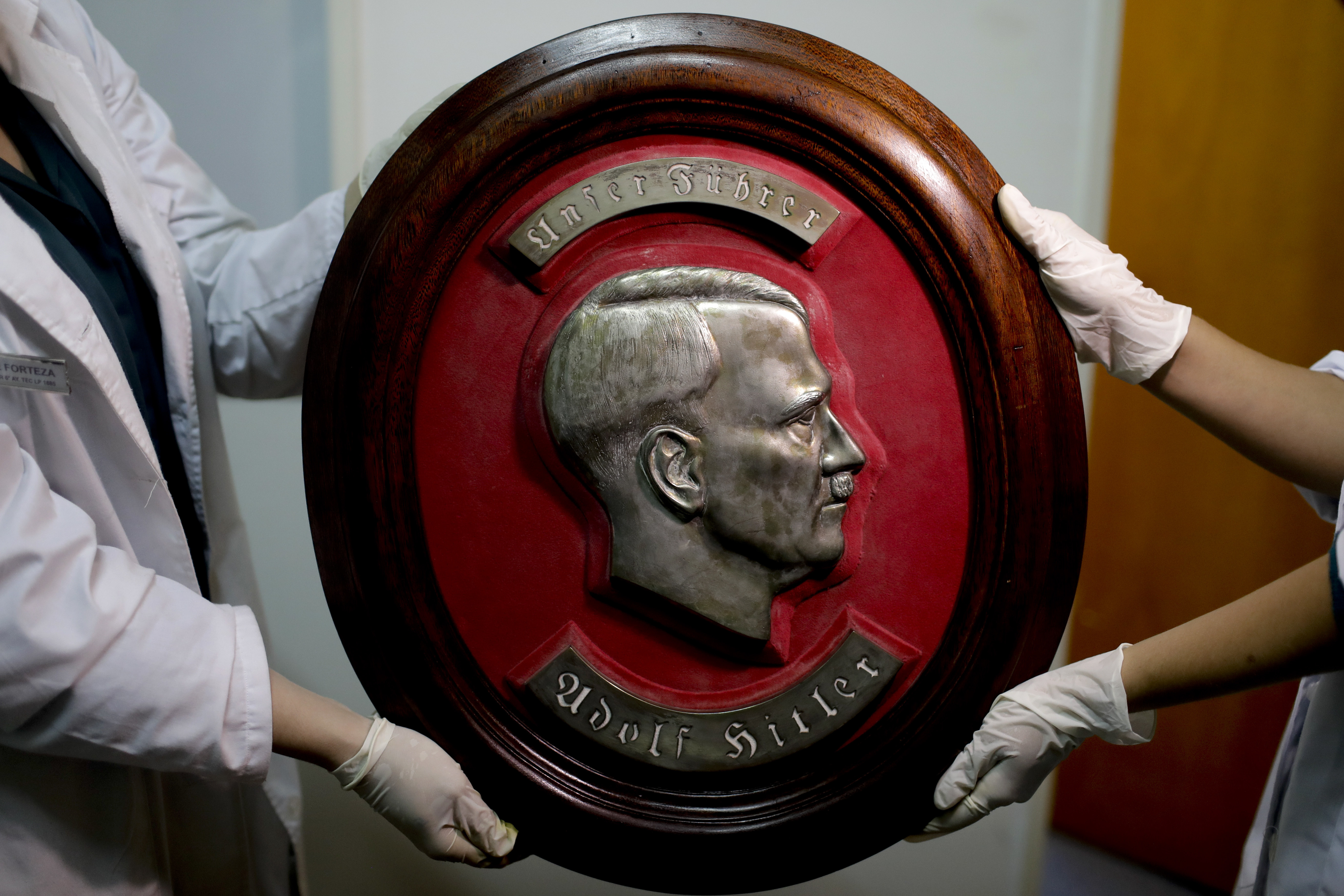 Барелеф на Адолф Хитлер, намерен в скритата стая