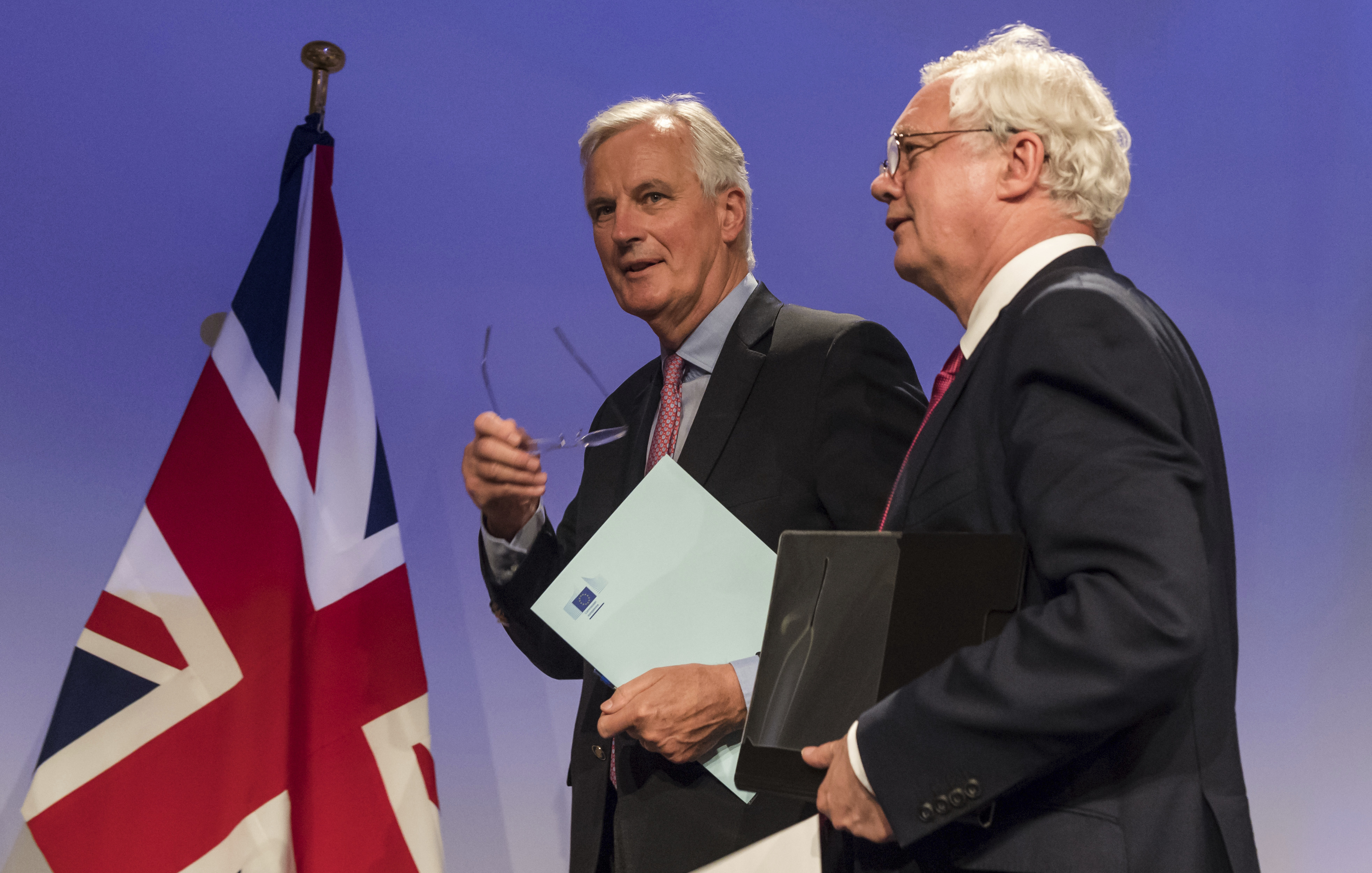 Мишел Барние (вляво) и Дейвид Дейвис след първия ден преговори за Брекзит