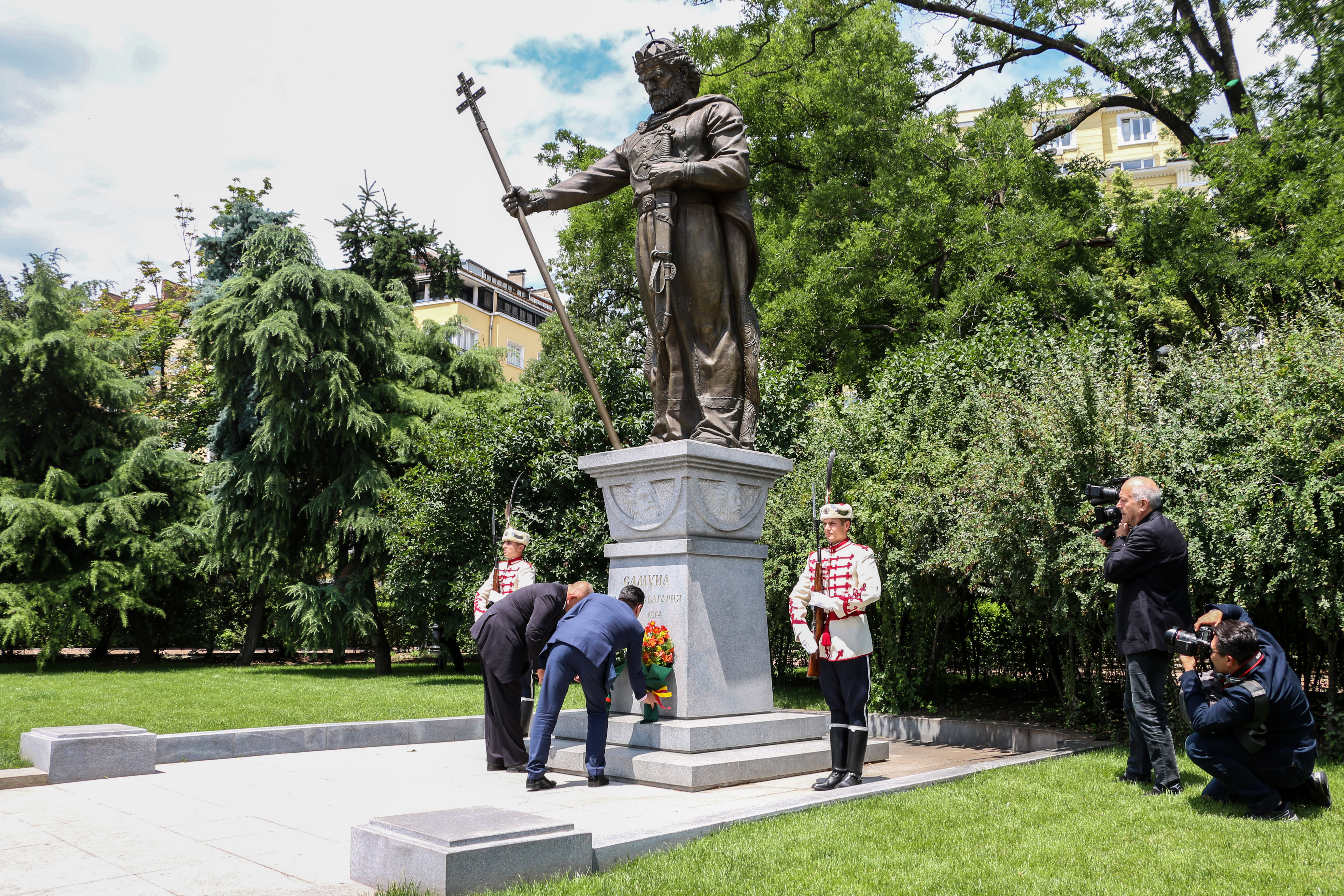 Пред паметника на цар Самуил в София