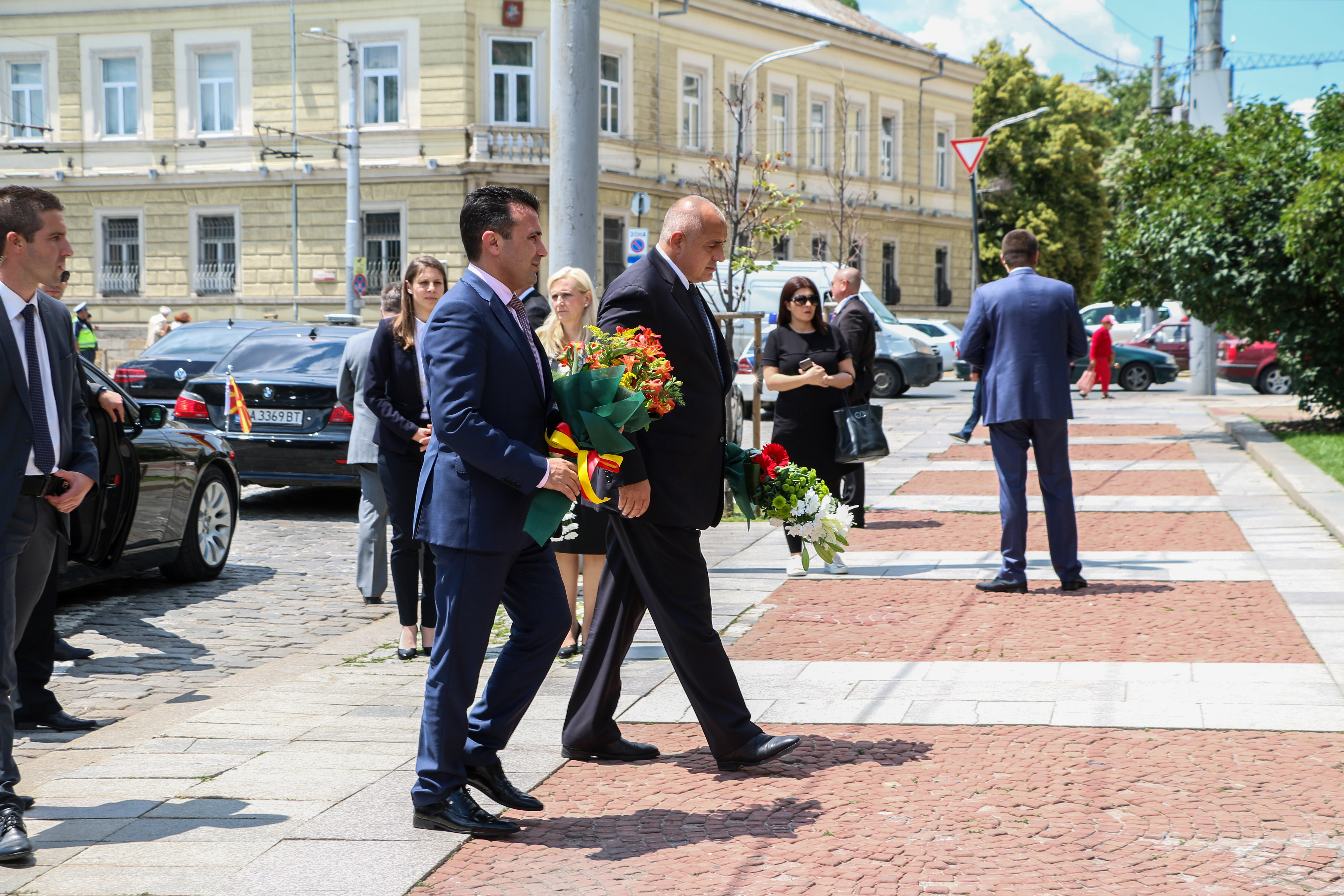 Двамата премиери поднесоха цветя