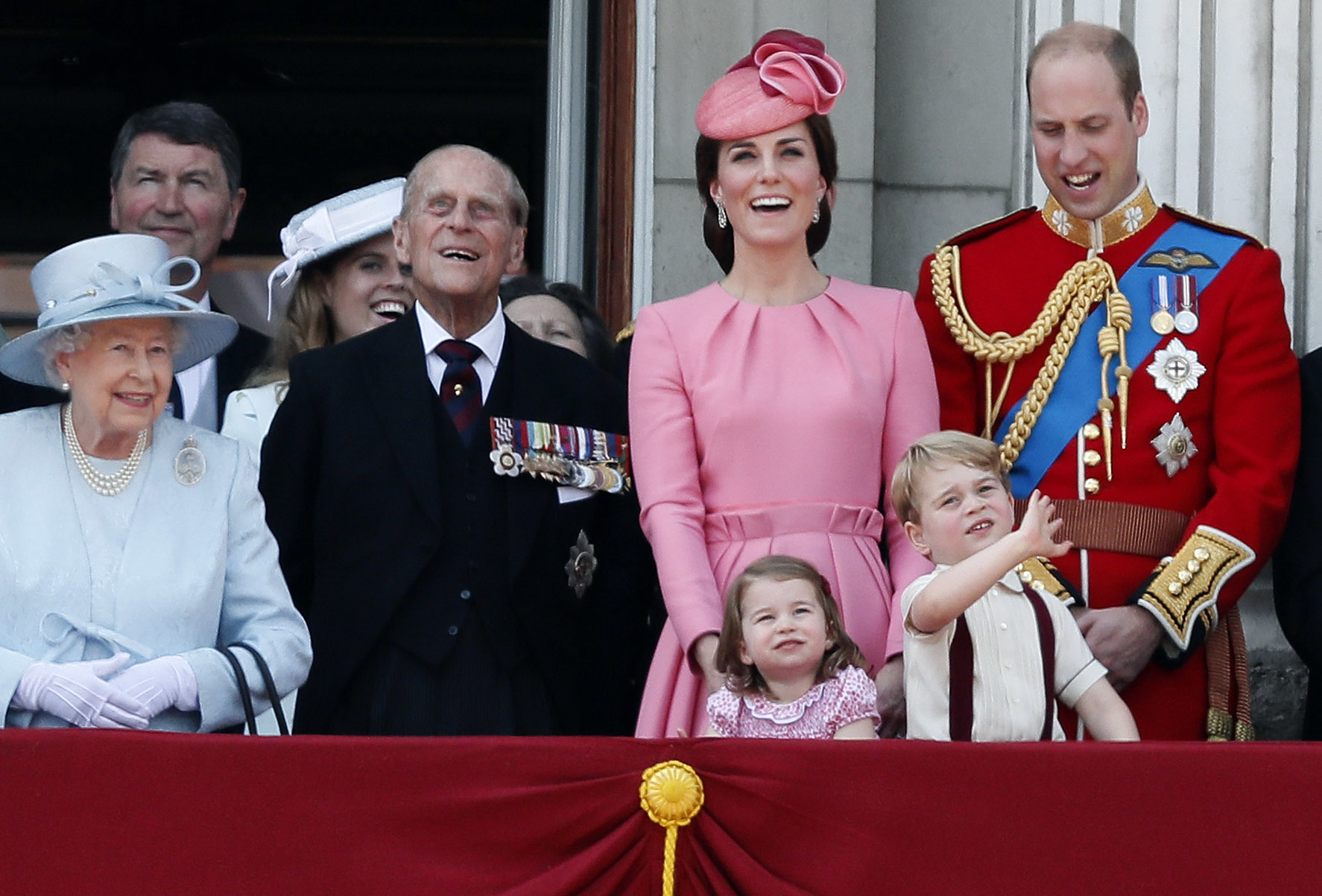 Кралица Елизабет II, принц Филип, принцеса Шарлот, принц Джордж, Катрин и принц Уилям