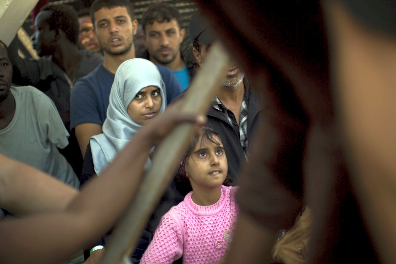 Хванаха десетки нелегални мигранти в товарен влак за Австрия