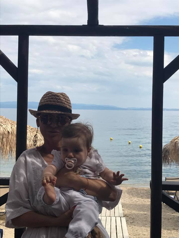 Илиана Раева на море с внучката си
