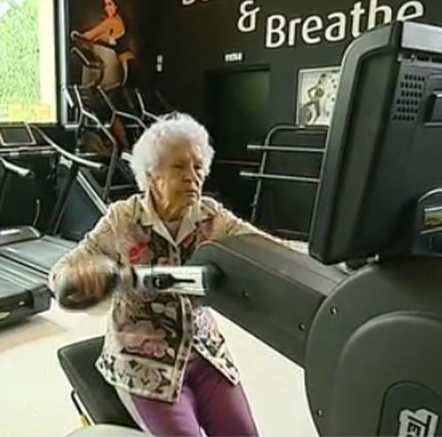95-годишната баба Ани ходи редовно на фитнес