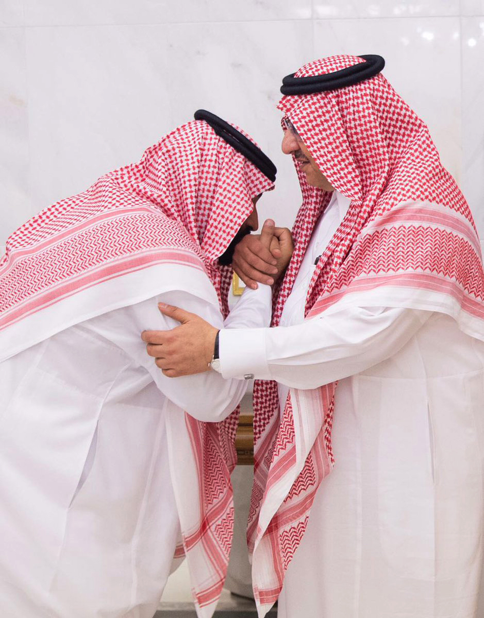 Новоизбраният престолонаследник принц Мохамед бин Салман /вляво/ целува ръка на уволнения от краля принц Мохамед бин Найеф