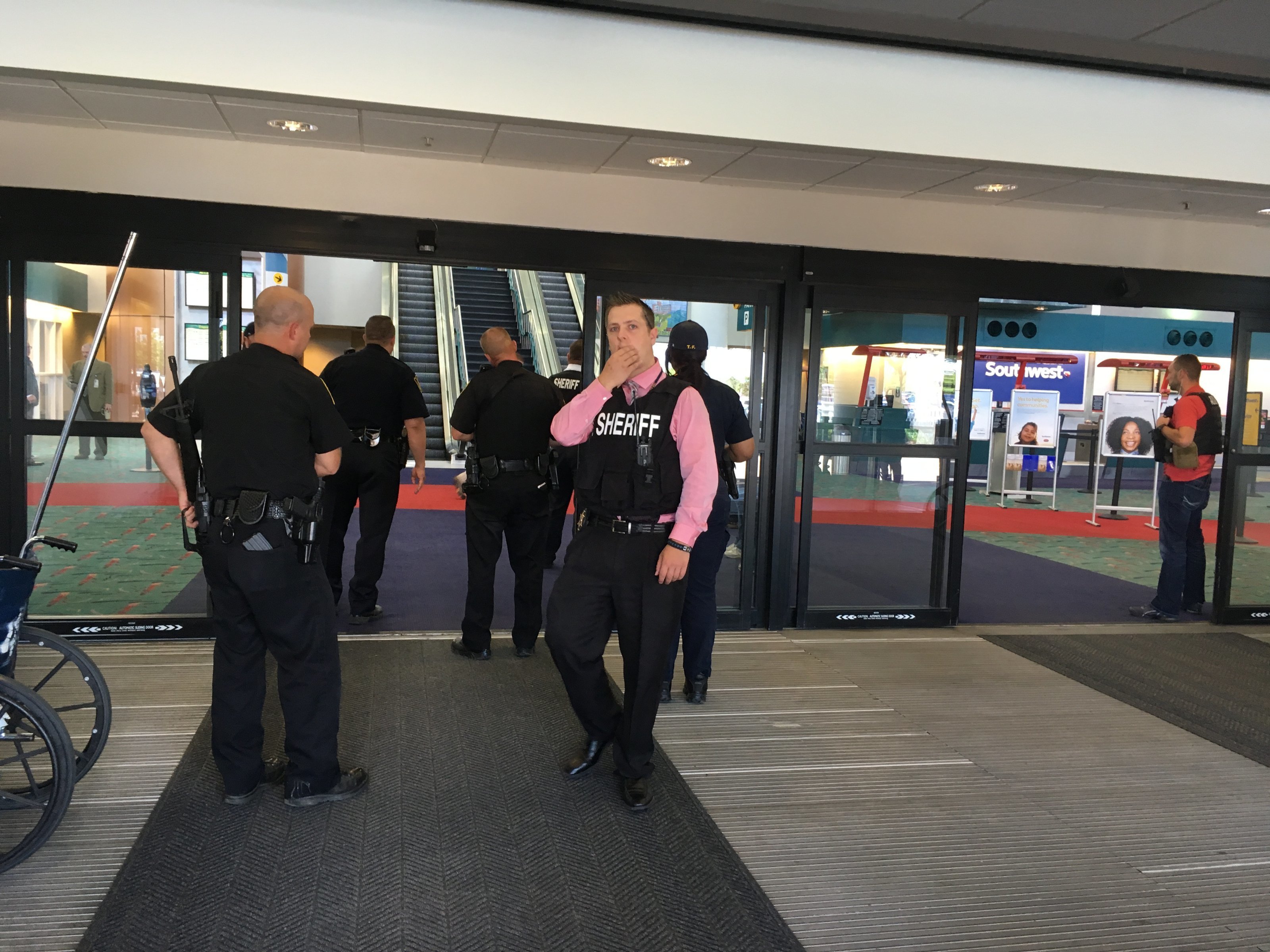 Полицай бе намушкан на летище в щата Мичиган