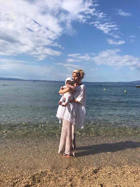 Илиана Раева се снима с внучката си на морето