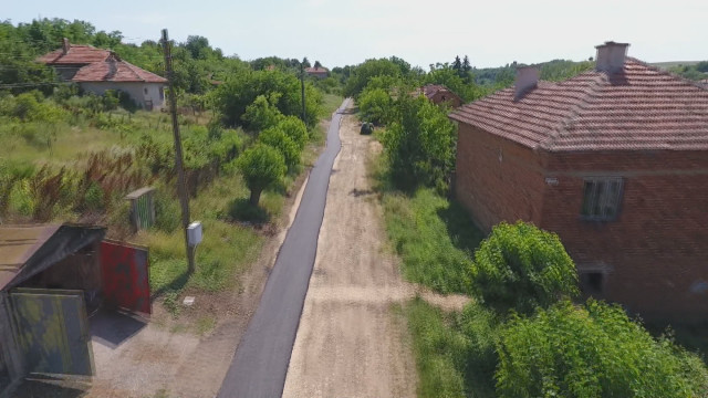 Общо три улици в селото са асфалтирани наполовина