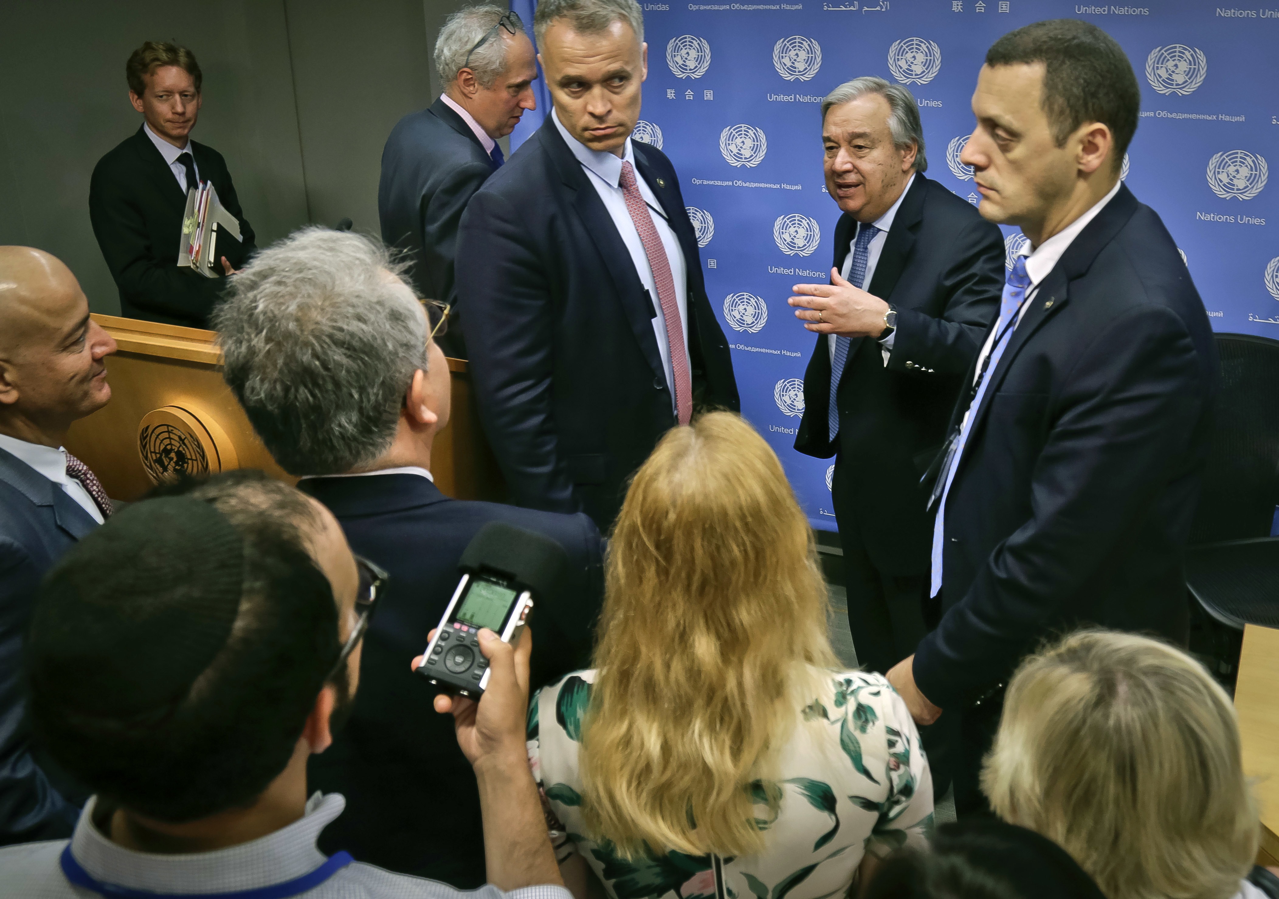 Генералният секретар на ООН Антонио Гутериш /втори отдясно/ обявява на пресконференция назначаването на шеф на антитерористичнат