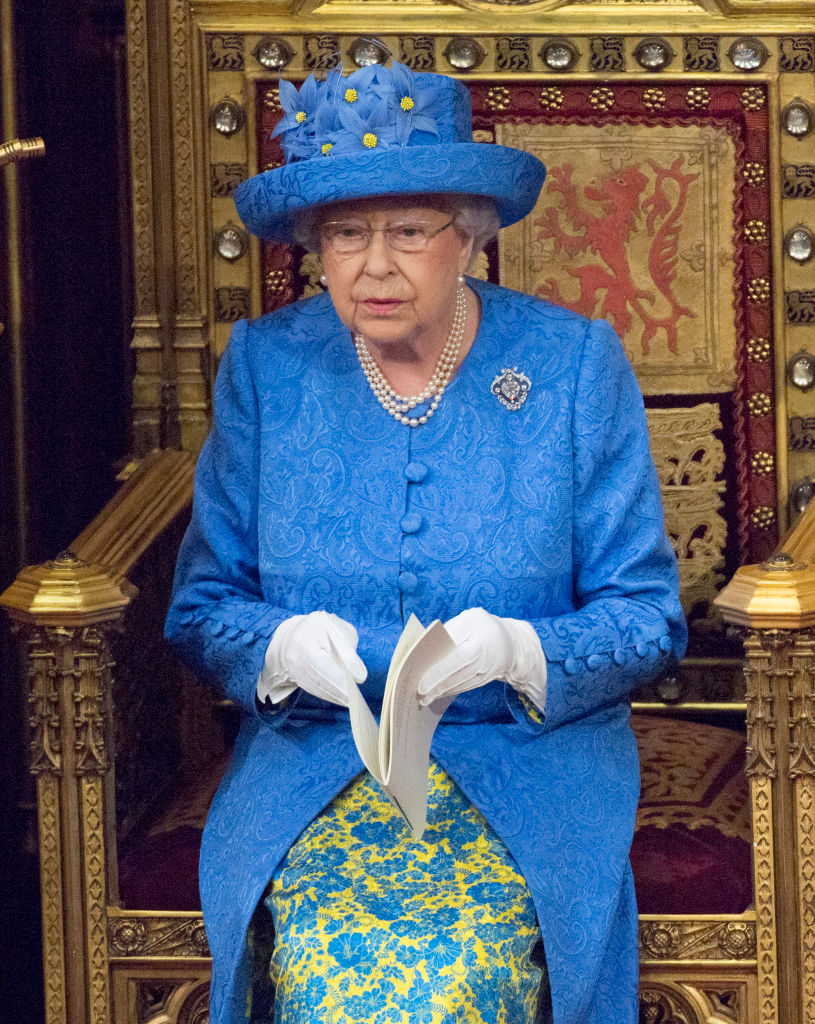 Кралица Елизабет II с шапка като флага на ЕС