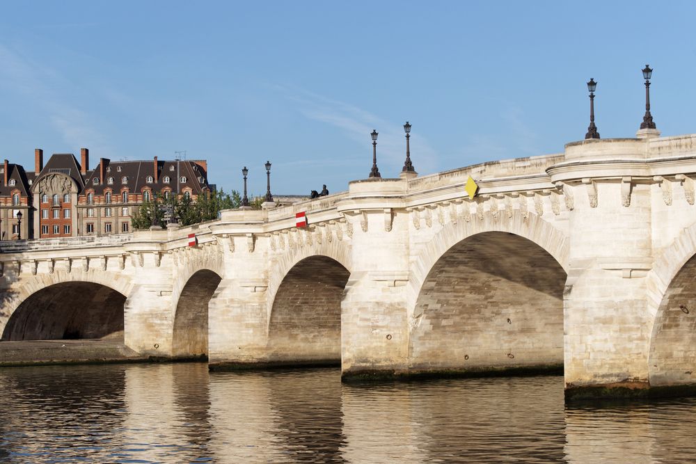 Мъж се самоуби, скачайки от моста Пон Ньоф в Париж
