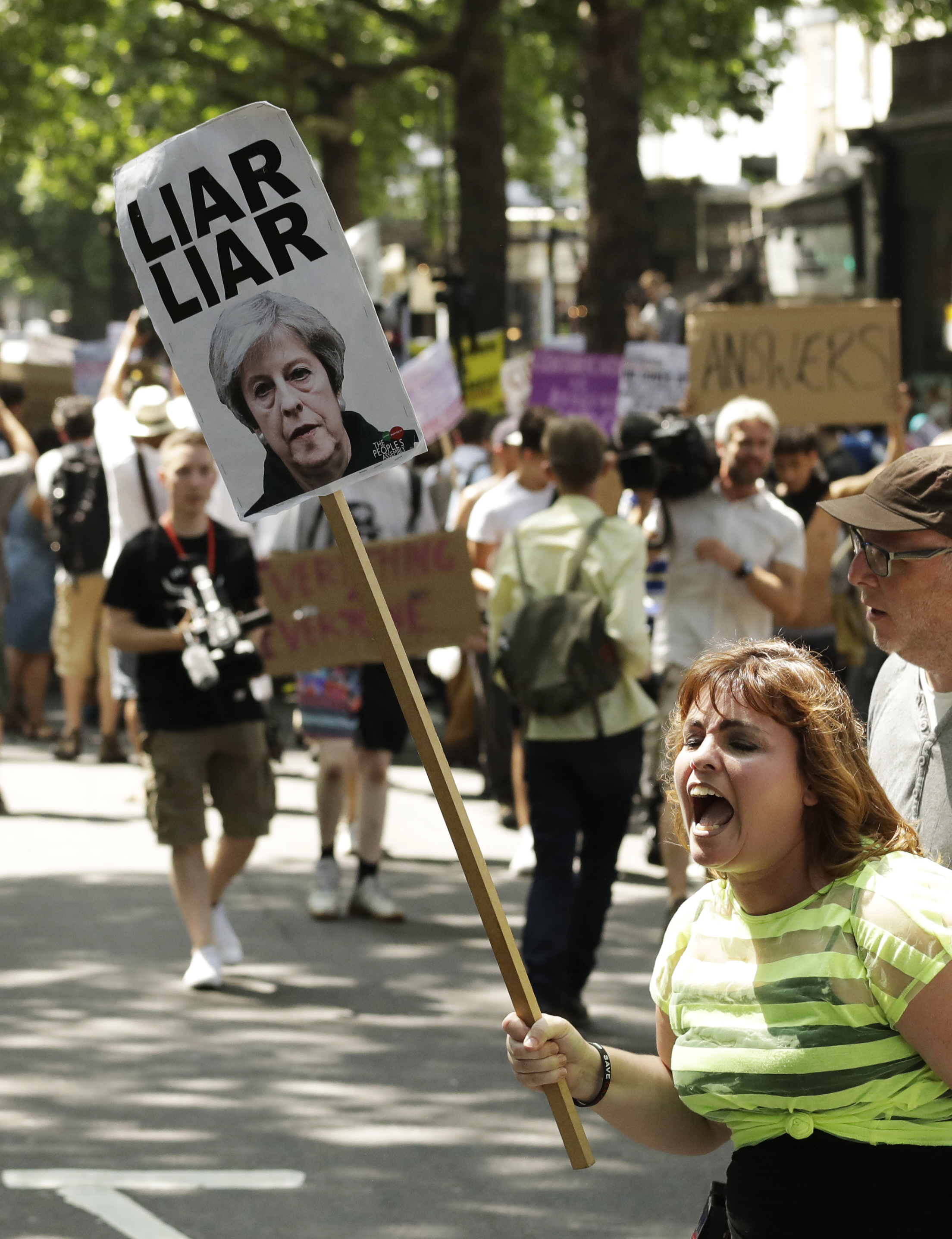 Протест в Лондон след пожара. На плаката над снимката на Мей стои надпис: ”Лъжец”