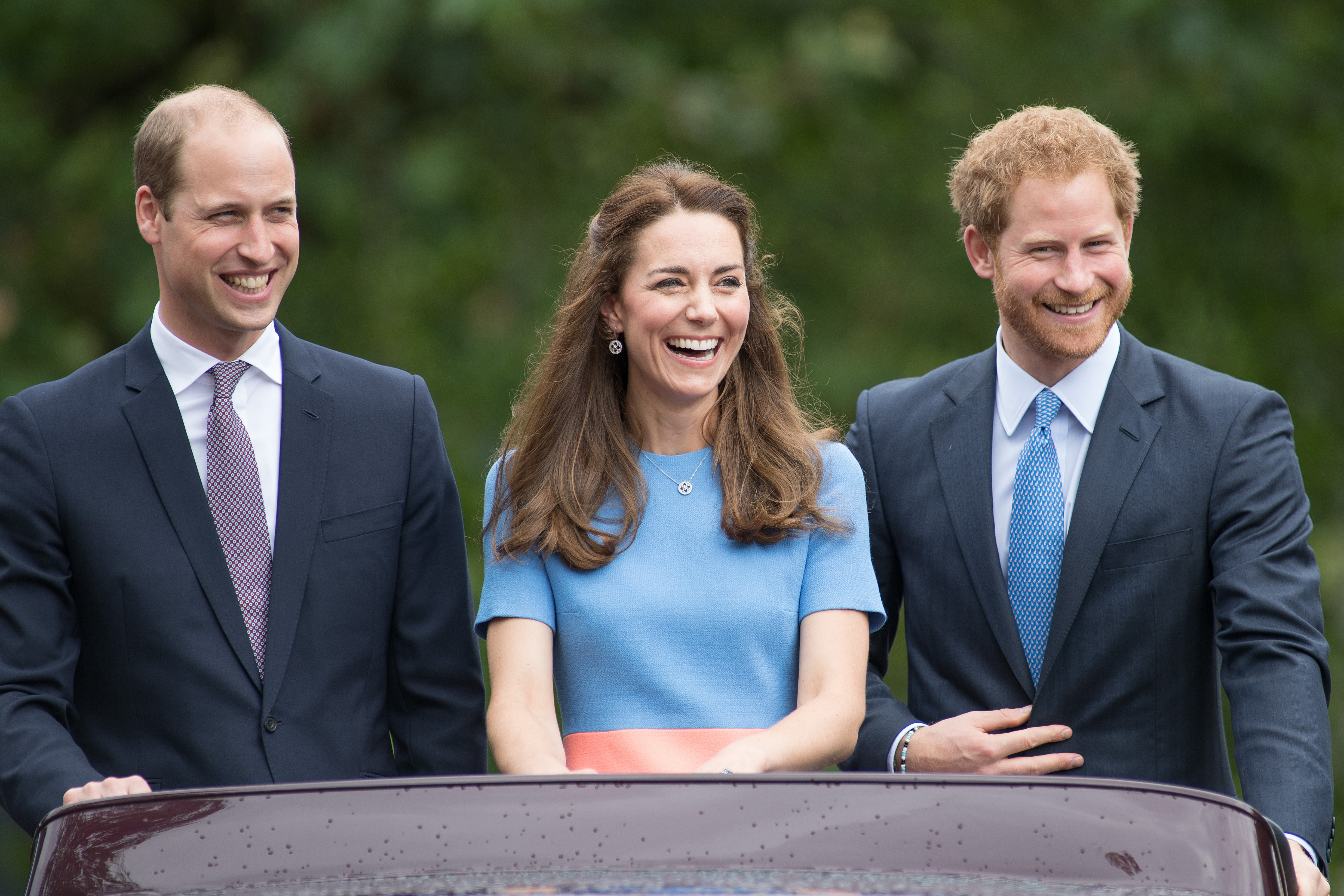 Принц Уилям, съпругата му херцогиня Катрин и принц Хари