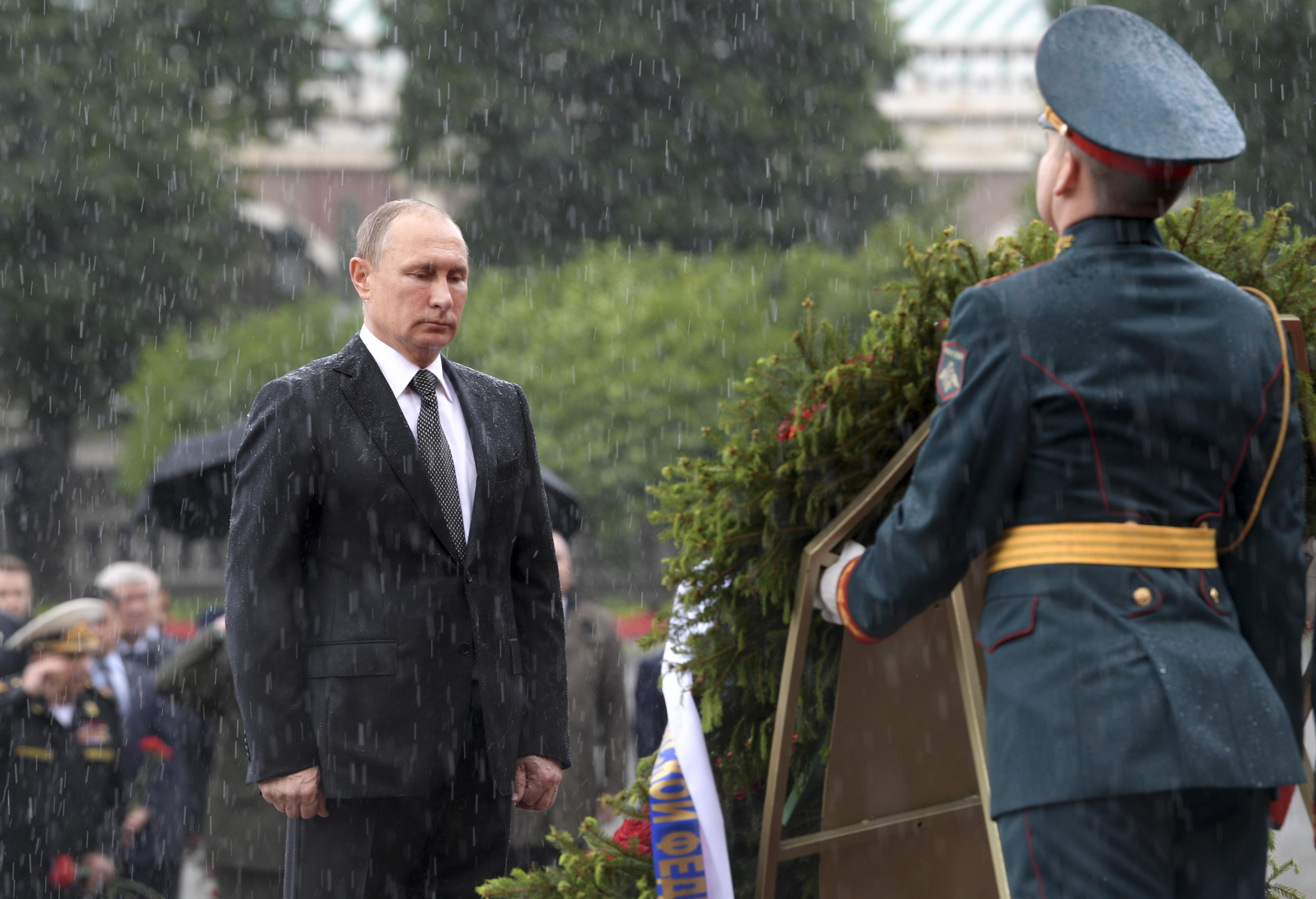 Под проливния дъжд президентът Путин отдаде почит на загиналите пред паметника на незнайния воин в Москва