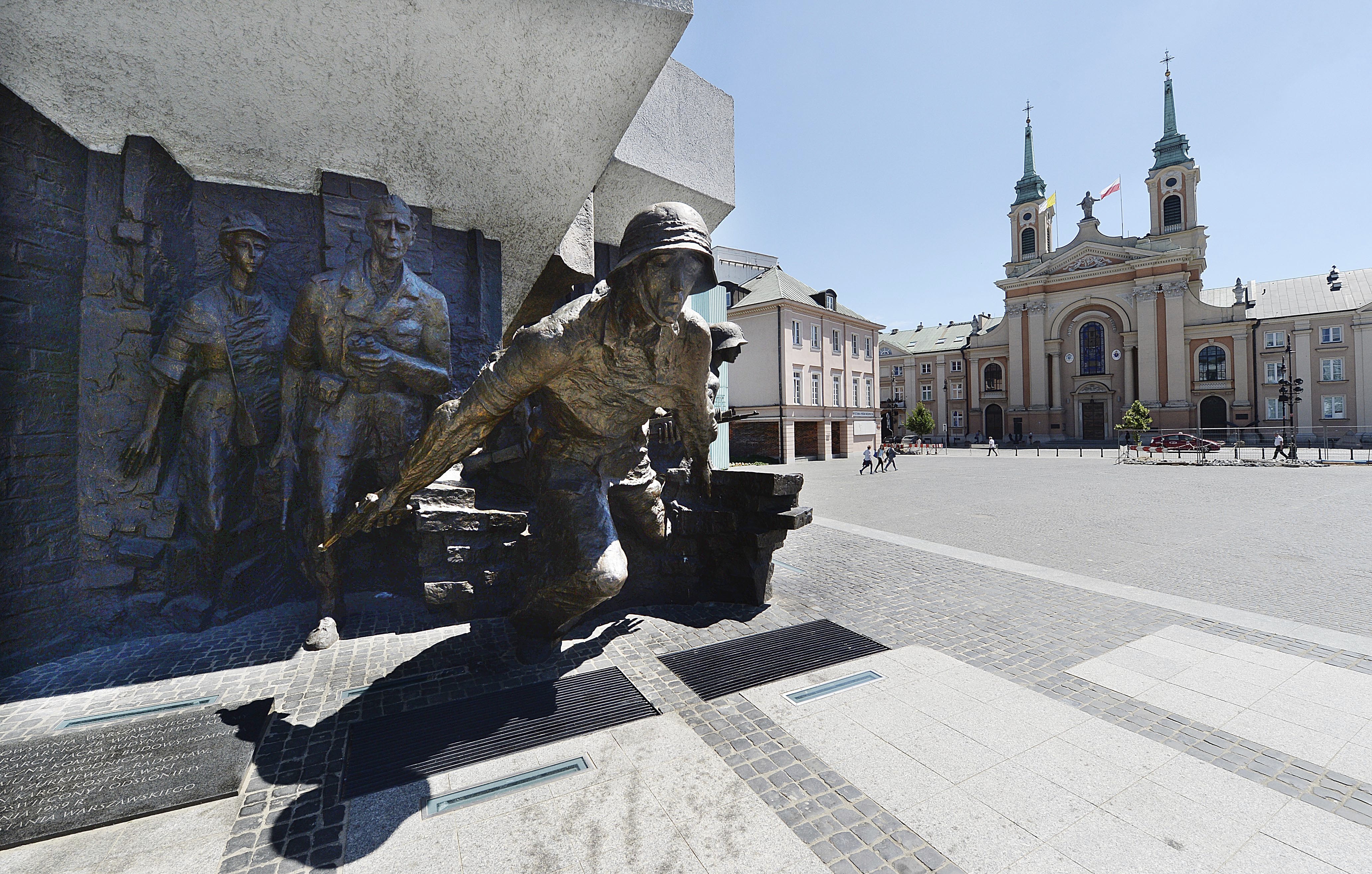 Полша събаря комунистическите паметници