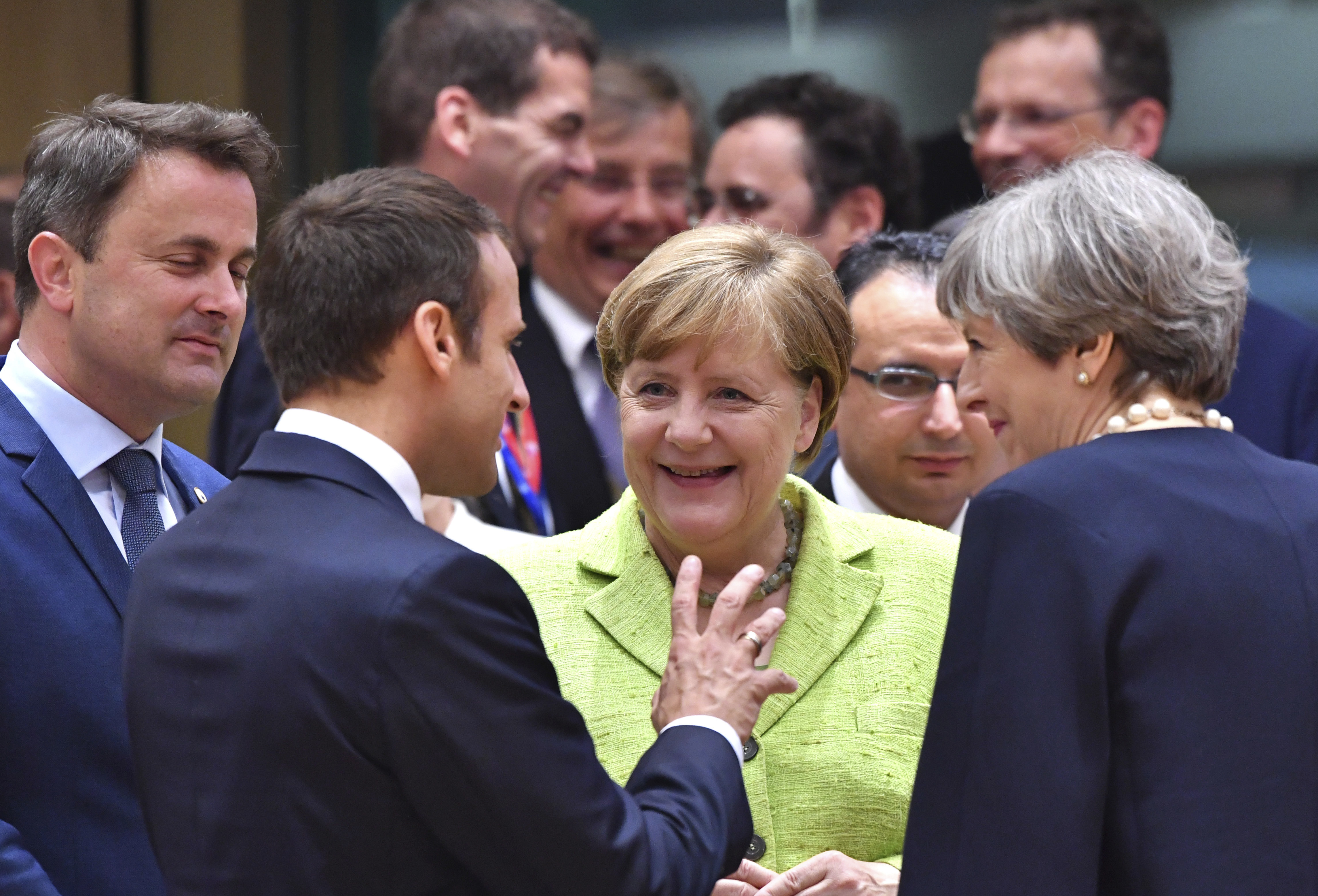 Еманюел Макрон и Ангела Меркел убедили евролидерите, че минските преговори не вървят