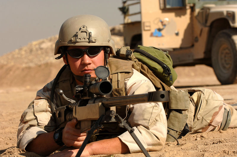 Американец стреля с ”Макмилън” ТАС-50 при учение в Ирак през 2006 г.